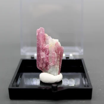Looduslik Brasiilia turmaliin mineraal kristall isendite kivid ja kristallid kvartsi kristallid, suurus kast 5.2 cm