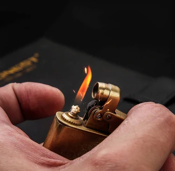 Eerlijk Metalen Aansteker Creatieve Slijpschijf Vintage Petrooleumi Lichter Navulbare Olie Aansteker Cadeau Voor Mannen